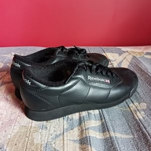 Black reebok shoes